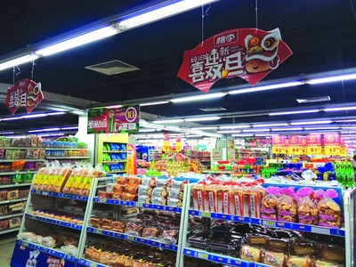 節(jié)日消費(fèi)人氣旺，年貨會(huì)上“掃貨”忙——百貨零售迎來新春購物熱潮